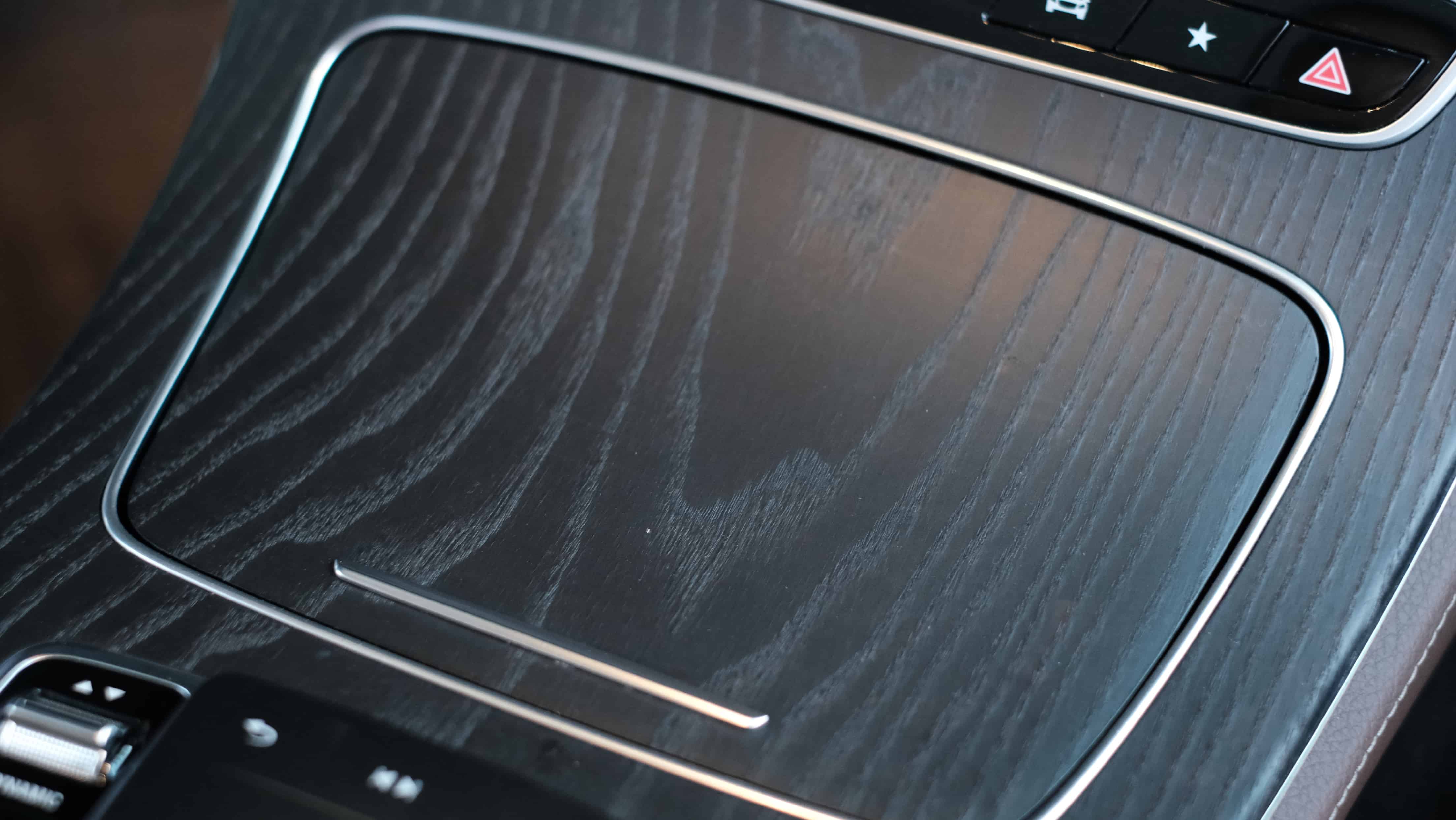 阻尼齿轮在汽车内饰杯托的应用