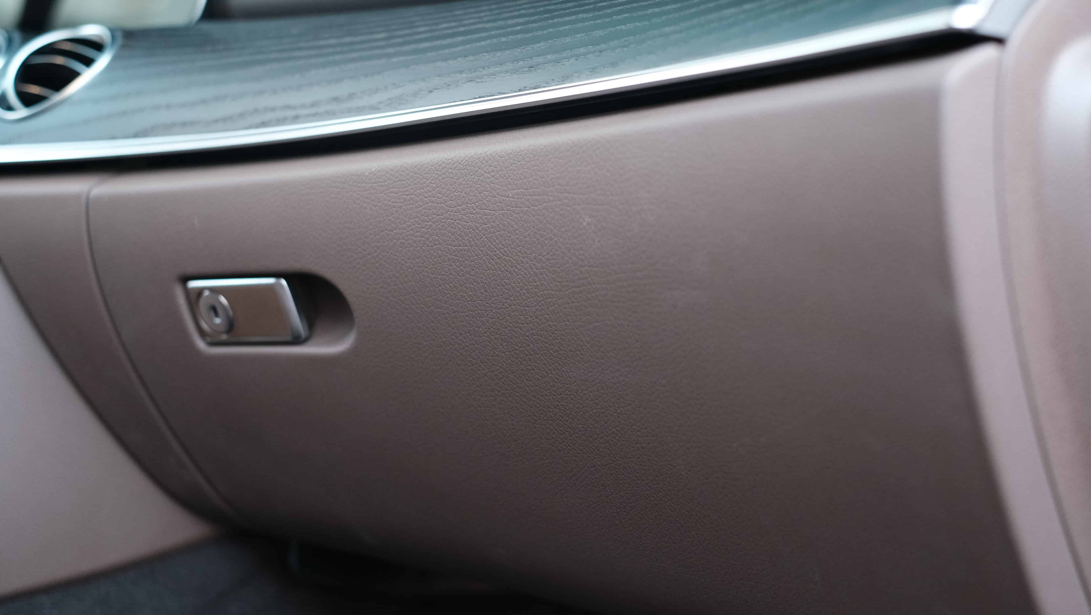 空气拉杆阻尼在汽车内饰手套箱的应用