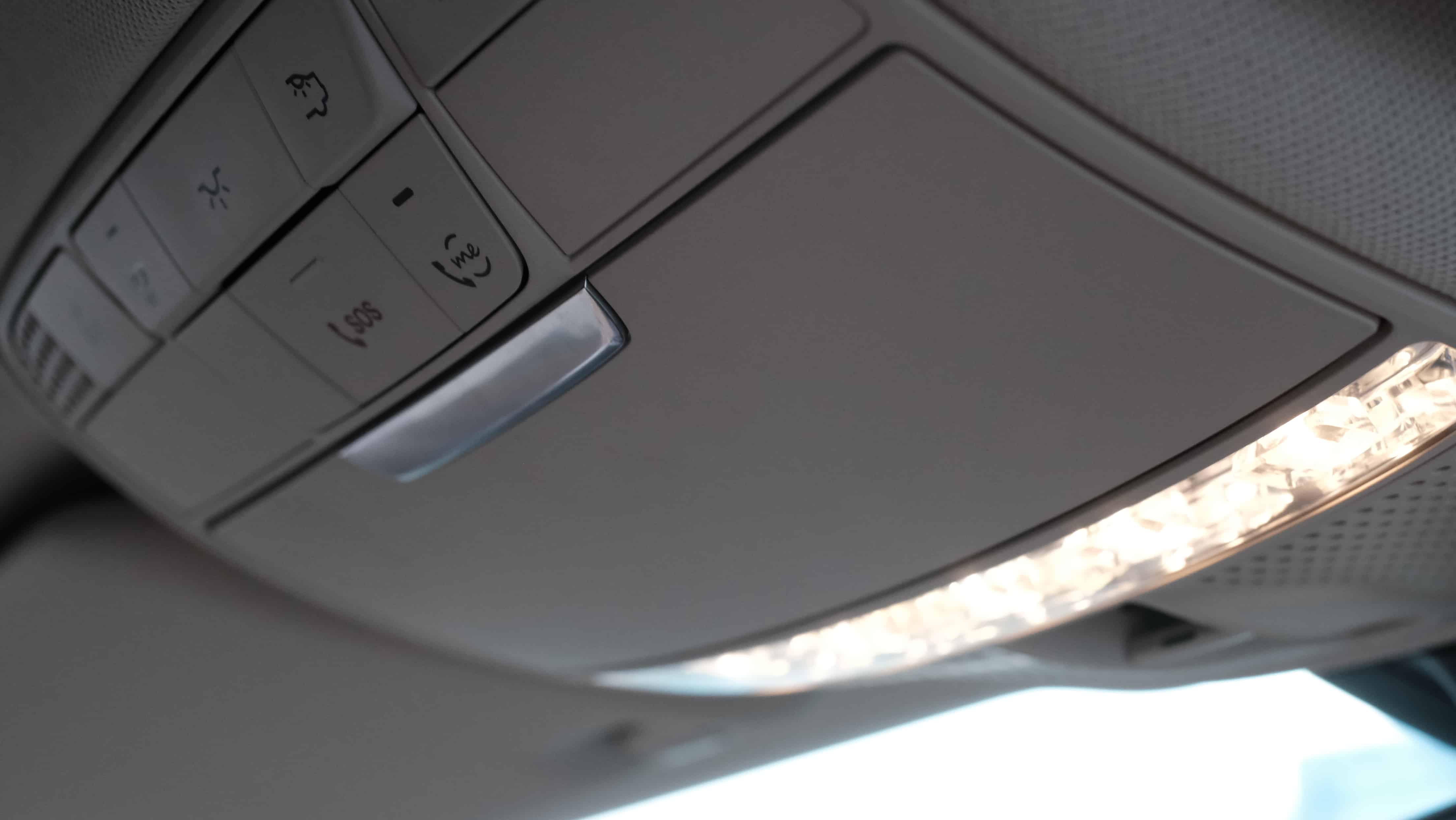 阻尼齿轮在汽车内饰眼镜盒的应用